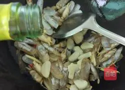 Illustration of how to make garlic razor clams 4