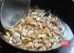 Illustration of how to make scallion oil and sea melon seeds 3