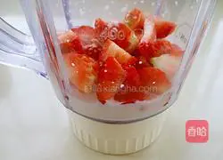 Illustration of how to make six-inch strawberry mousse 3