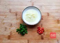 Illustration of how to mix eggs with garlic paste 5