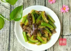Illustration of how to stir-fry sea cucumber and luffa 6
