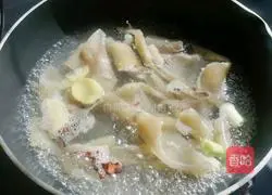 Illustration of how to make fried pork skin with pepper 2