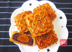 Illustration of how to make Cantonese bean paste and egg yolk mooncakes 17