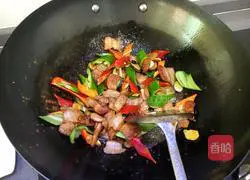 Illustration of how to make Hunan-style stir-fried pork belly 6