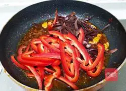 Illustration of the recipe of twice-cooked pork with sweet pepper and fungus 12