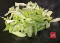 Illustration of how to make fried pork rinds with celery 3