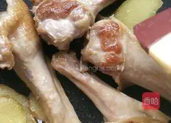 Illustration of how to make duck legs with fragrant sauce 5