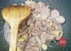 Illustration of how to make pickled pepper beef 6