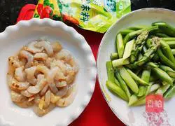 Delicious shrimps Illustration of how to make fried asparagus 2