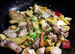 Illustration of how to make braised chicken and mushroom vermicelli 7