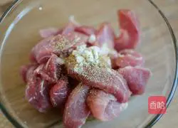 Illustration of how to make dry fried short crispy pork 2