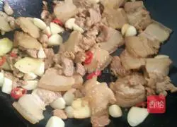 Illustration of Hunan-style stir-fried pork belly 3