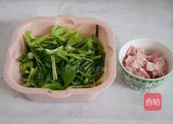 Illustration of how to stir-fry meat with parsley and garlic sprouts 1