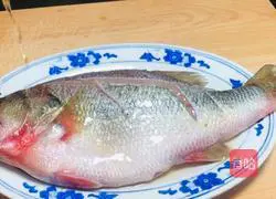 Illustration of how to make yellow croaker with chopped pepper 1