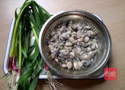 Illustration of how to make fried oysters with green garlic 1