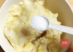 Illustration of how to make bacon, potato and rice pizza 7