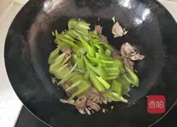 Illustration of how to make fried sausage with pepper 12