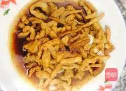 Illustration of how to stir-fry shredded pork with pepper and pickled mustard 9