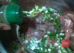 Illustration of how to make pearl meatballs 4