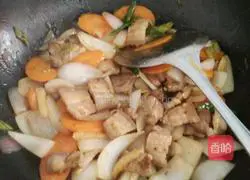 Illustration of how to make twice-cooked pork with carrots 6