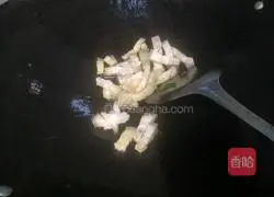 Illustration of how to stir-fry pork belly with garlic sprouts and peanuts 5