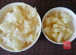 Illustration of how to make apple, tremella and lotus seed soup 3