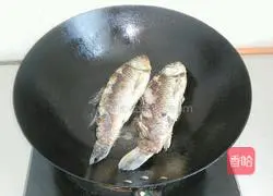 Illustration of how to make braised crucian carp 2