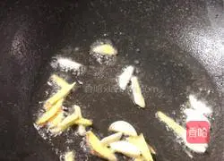 Illustration of how to stir-fry fresh squid with colored peppers 2