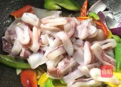 Illustration of how to stir-fry fresh squid with colored peppers 6