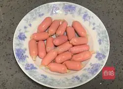 Illustration of how to make fried garlic intestines 1