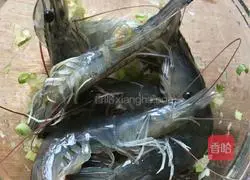 Illustration of how to make garlic skewered shrimp 3