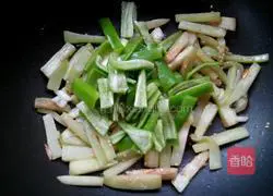 Illustration of how to stir-fry eggplant shreds with pepper 6