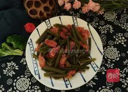 Illustration of how to make fried sausage with garlic moss 7