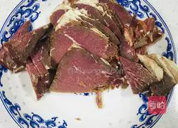 Illustration of how to make stir-fried green peppers with soy sauce beef 2