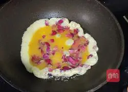 Illustration of how to make rose-flavored eggs 7