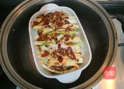 Illustration of how to make steamed loofah with wolfberry and garlic flavor 15