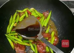 How to stir-fry bamboo shoots and sausages Illustration 7