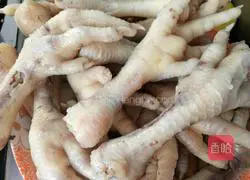 Illustration of how to make braised chicken feet 1