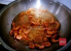 Illustration of how to eat two small river shrimps 7