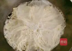 Illustration of how to make fat beef with enoki mushrooms in sour soup 2