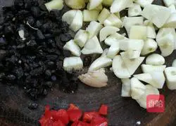 Illustration of how to make steamed pork ribs with black bean sauce 6