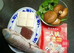 Illustration of how to make spicy crucian carp pot 1