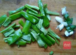 Illustration of how to stir-fry eggplant shreds with pepper 3