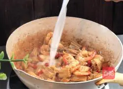 Illustration of how to stir-fry shrimps with yuba 13