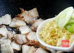 Green pepper twice-cooked pork Practice illustration 7