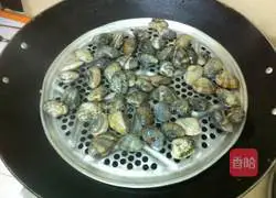 Illustration of how to stir-fry garlic with garlic 4