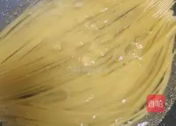 Illustration of how to make black pepper steak pasta 3