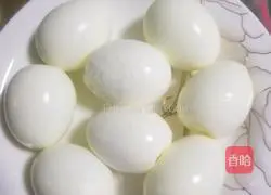 Illustration of how to pour boiled eggs with sauce 2