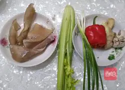 Illustration of how to make fried pork rinds with celery 1