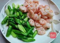 Illustration of how to make fried asparagus and shrimps 7